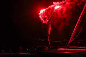 Charlie Dalin Gana la Vendée Globe 2024 y Rompe Récord Histórico