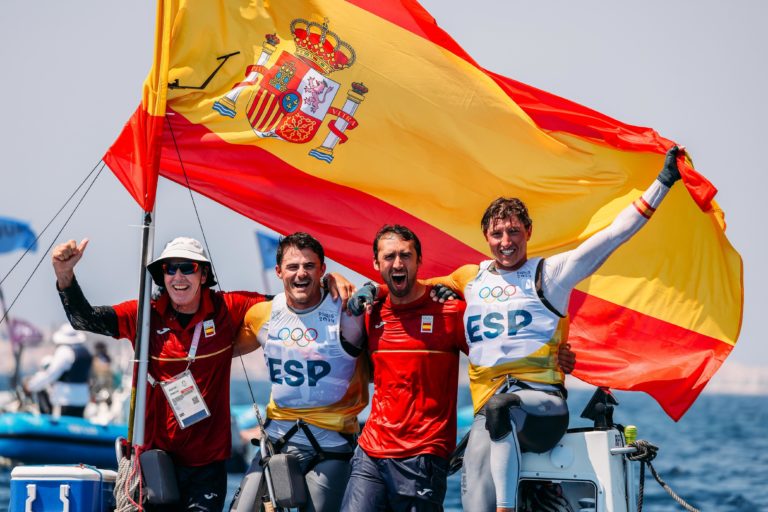 Diego Botín y Florian Trittel tras cruzar la línea de llegada. ©RFEV l Sailing Energy