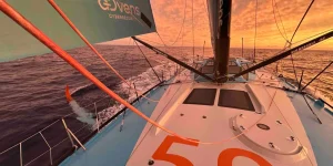 CARRERA, 5 DE DICIEMBRE DE 2024: Foto enviada desde el barco VULNERABLE por el patrón Thomas Ruyant (FRA) durante la regata Vendée Globe el 6 de diciembre de 2024. (Foto del patrón Thomas Ruyant) Puesta de sol.