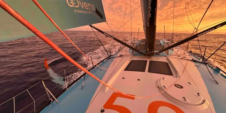 CARRERA, 5 DE DICIEMBRE DE 2024: Foto enviada desde el barco VULNERABLE por el patrón Thomas Ruyant (FRA) durante la regata Vendée Globe el 6 de diciembre de 2024. (Foto del patrón Thomas Ruyant) Puesta de sol.